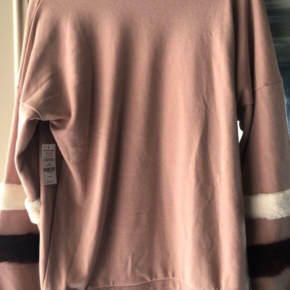 NWT Really soft comfortable sweatshirt with fur on the sleeves - Picture 3 of 3